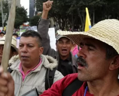 Campesinos levantan trancas por lograr acuerdo sobre la gasolina