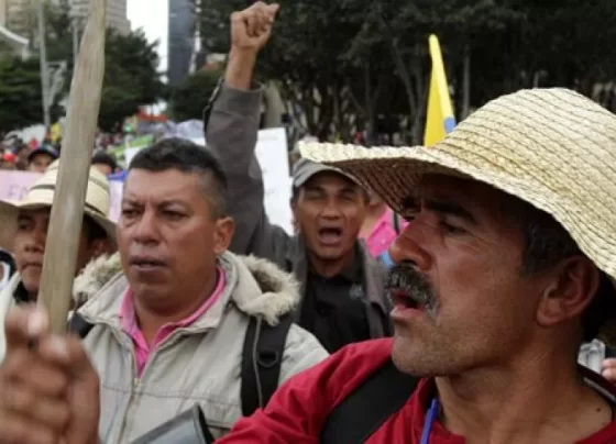 Campesinos levantan trancas por lograr acuerdo sobre la gasolina