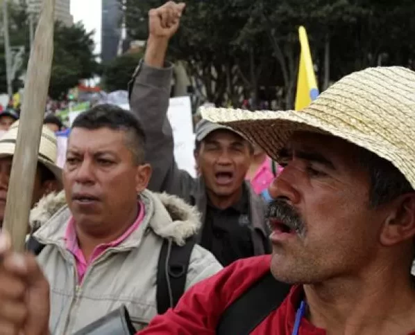 Campesinos levantan trancas por lograr acuerdo sobre la gasolina