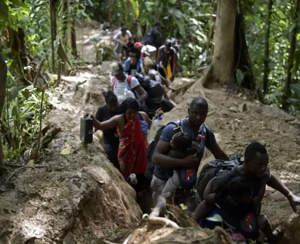 Casi 50.000 migrantes llegaron a Panamá en 2022 atravesando selva Darién