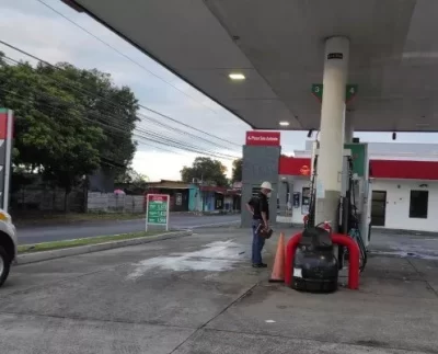 Conductores no pueden surtir combustible porque les exigen registrarse