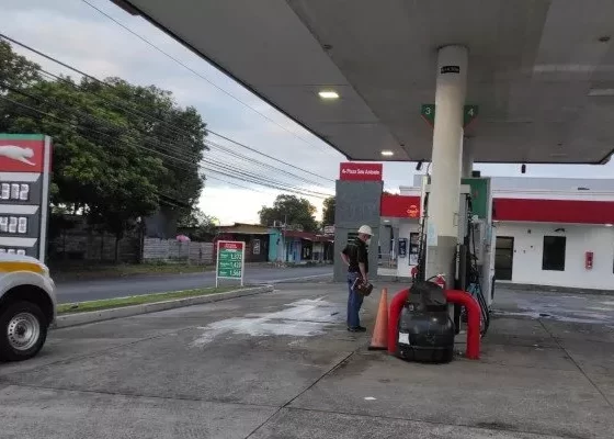 Conductores no pueden surtir combustible porque les exigen registrarse