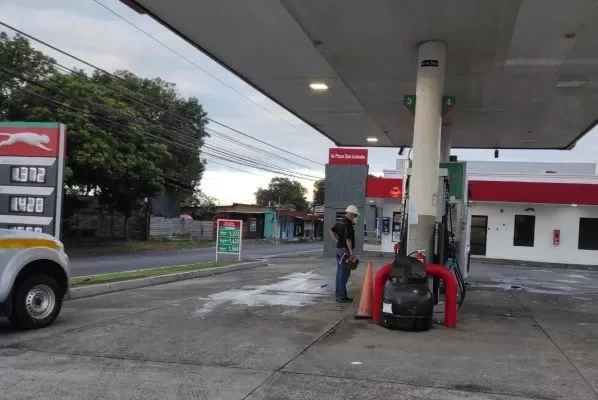 Conductores no pueden surtir combustible porque les exigen registrarse