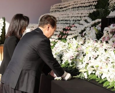 Corea del Sur levanta altar en memoria de jóvenes fallecidos en Halloween