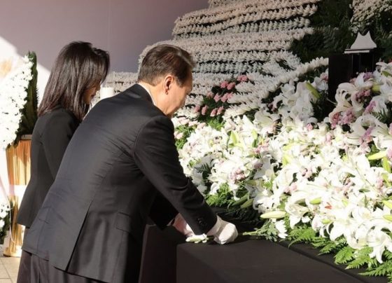 Corea del Sur levanta altar en memoria de jóvenes fallecidos en Halloween