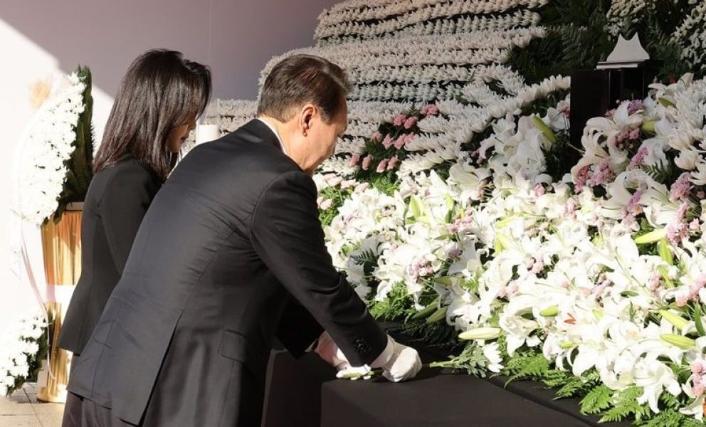 Corea del Sur levanta altar en memoria de jóvenes fallecidos en Halloween
