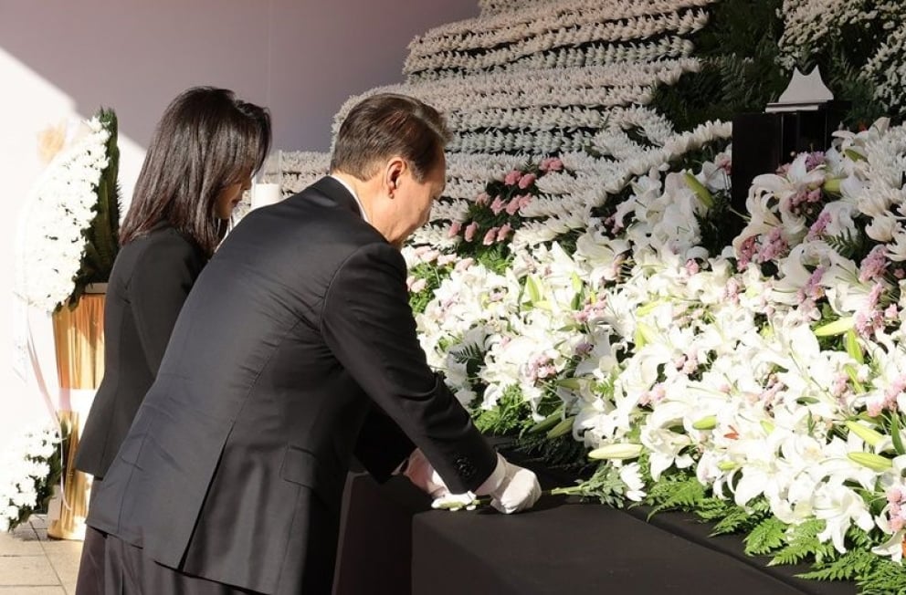 Corea del Sur levanta altar en memoria de jóvenes fallecidos en Halloween