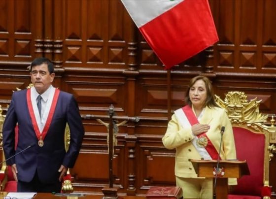 Dina Boluarte asume como presidenta de Perú hasta el 2026