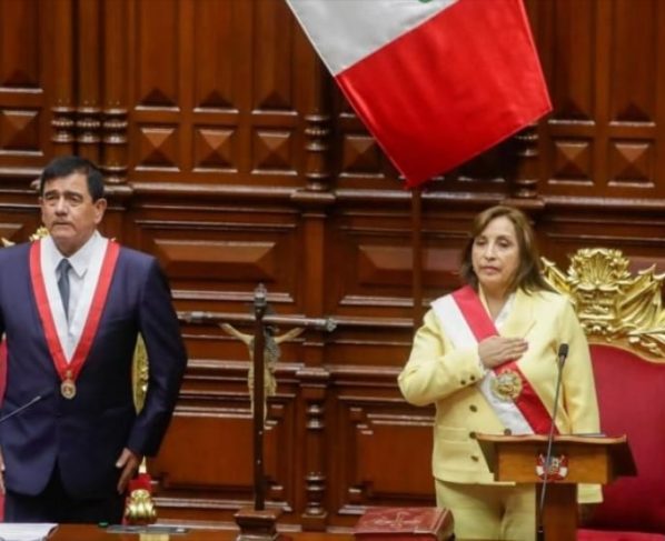 Dina Boluarte asume como presidenta de Perú hasta el 2026