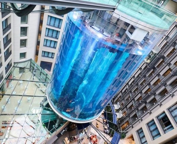 Estalla el AquaDom, el mayor acuario cilíndrico del mundo
