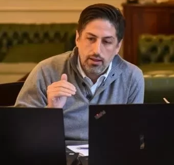 Exministro de Educación acusa al presidente argentino de incapaz