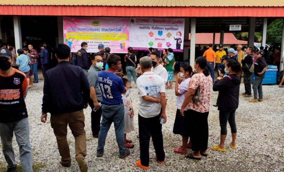 Expolicía mata a 22 niños y 12 adultos en una guardería