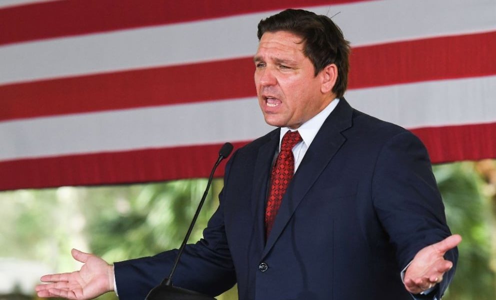 Gobernador de Florida es demandado por traslado de migrantes