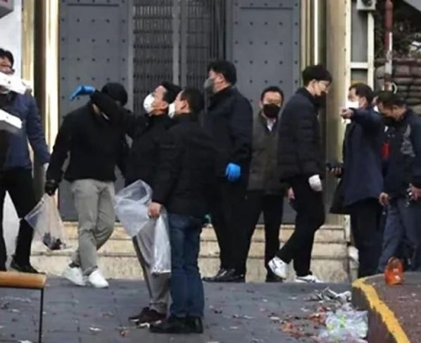 Hallan muerto a policía investigado por estampida en Halloween