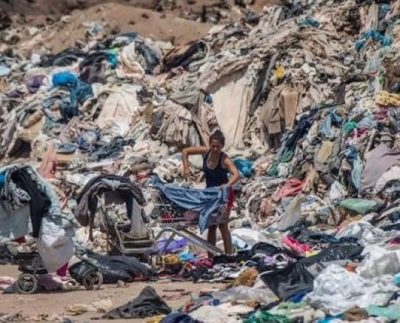 Investigan vertedero de ropa usada en desierto de Atacama