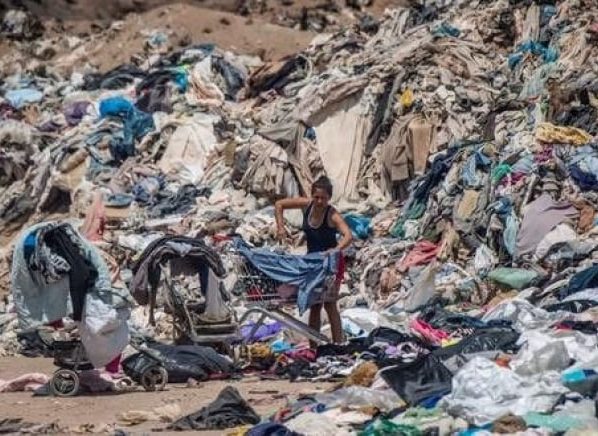 Investigan vertedero de ropa usada en desierto de Atacama