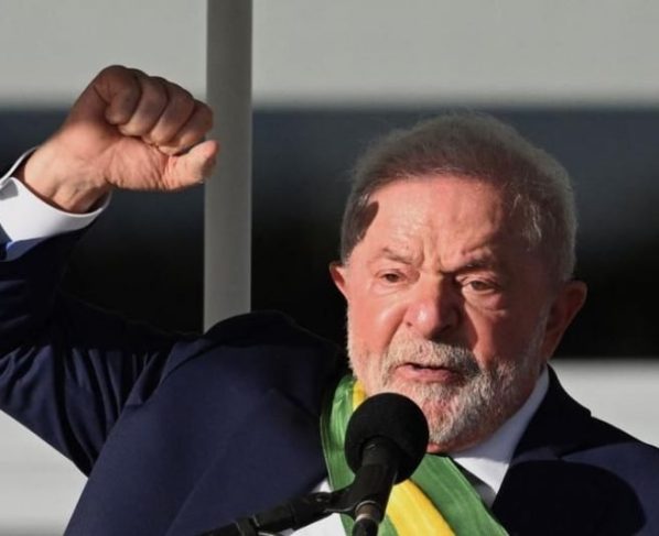 Lula suspendió la emisión de nuevos permisos para la compra de armas y la creación de clubes de tiro.