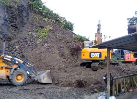 Más de 30 muertos en Colombia al quedar tapiado un autobús tras un derrumbe