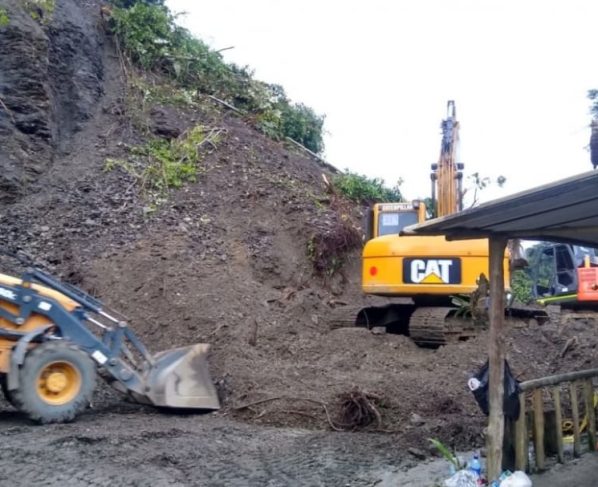 Más de 30 muertos en Colombia al quedar tapiado un autobús tras un derrumbe