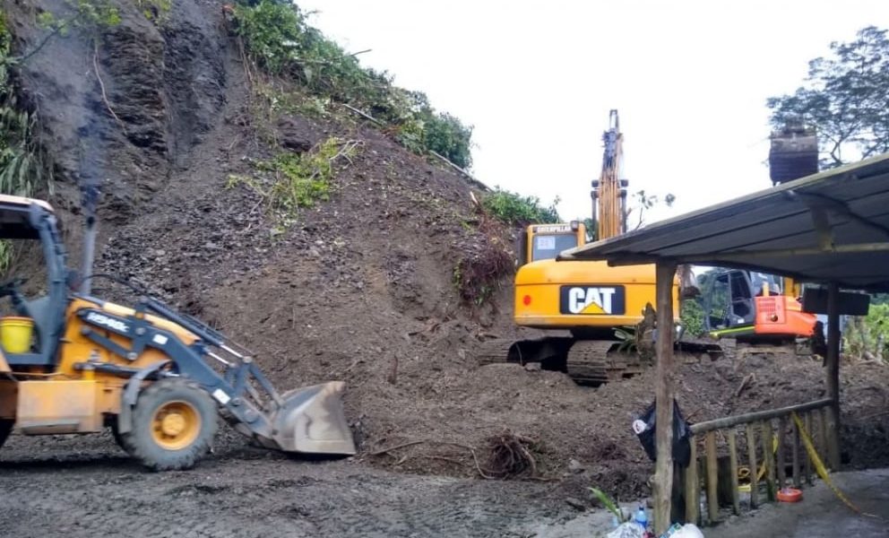 Más de 30 muertos en Colombia al quedar tapiado un autobús tras un derrumbe