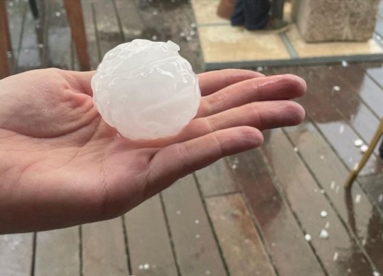 Muere niña al ser impactada por un granizo gigante