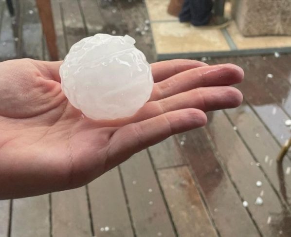 Muere niña al ser impactada por un granizo gigante