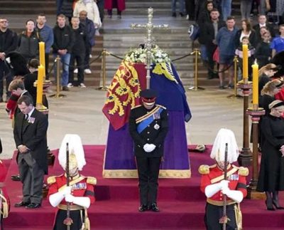 Nietos de Isabel II en vigilia junto a su ataúd