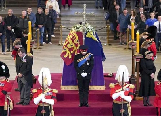 Nietos de Isabel II en vigilia junto a su ataúd