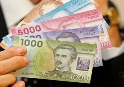 Peso chileno se devalúa ante el dólar y el Banco Central sube tasas de interés