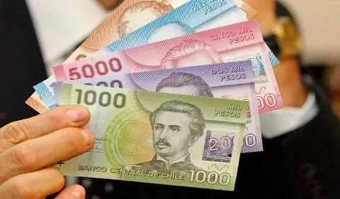Peso chileno se devalúa ante el dólar y el Banco Central sube tasas de interés