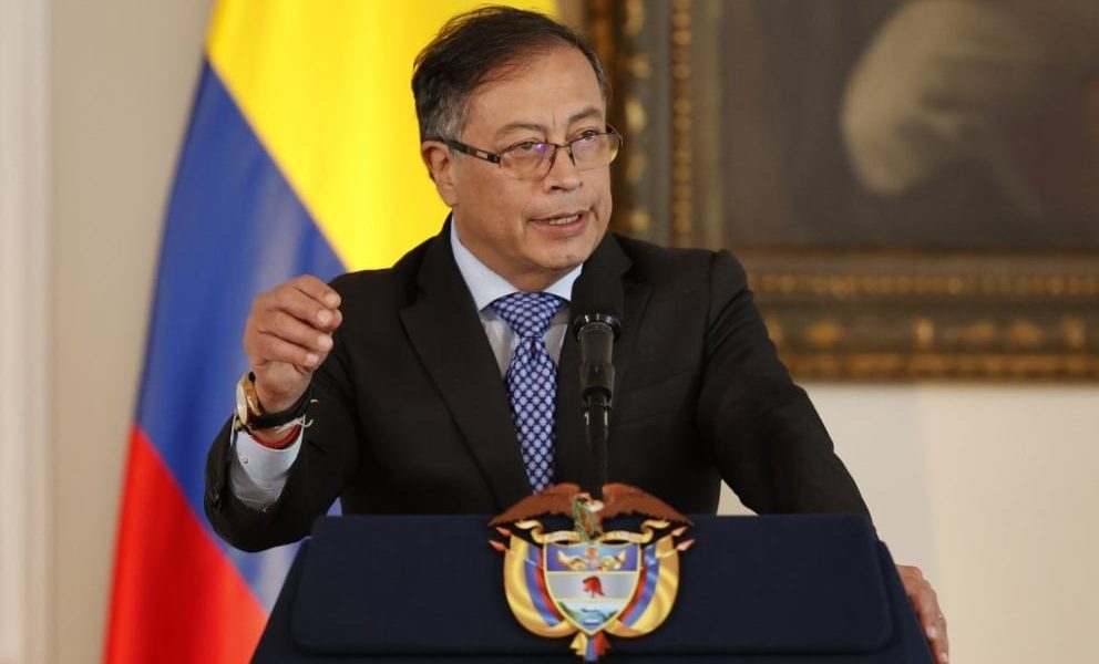 Petro ordena el regreso de funcionarios expulsados de Venezuela