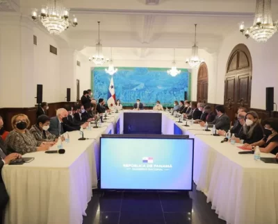 Presidente panameño aprueba ajustar precios en los medicamentos