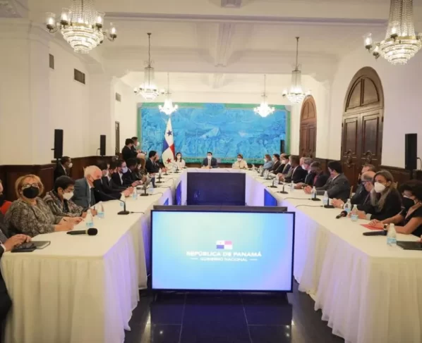 Presidente panameño aprueba ajustar precios en los medicamentos