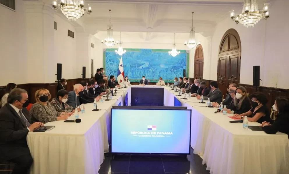 Presidente panameño aprueba ajustar precios en los medicamentos