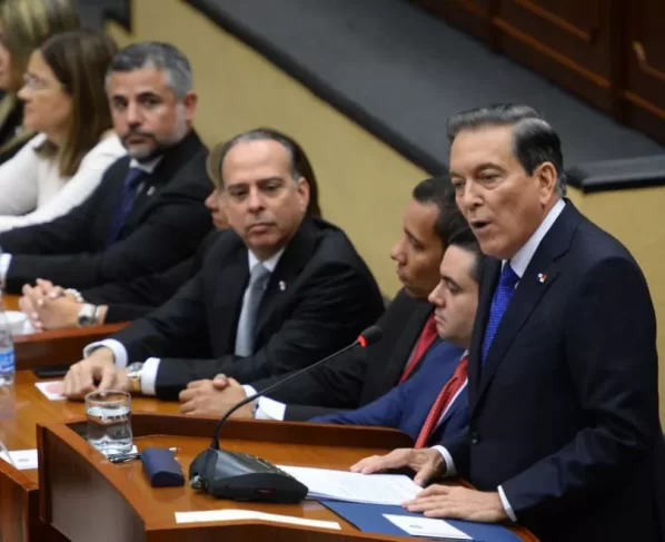 Presidente panameño pide a maestros regresar a clases