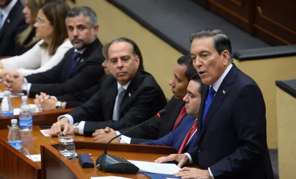 Presidente panameño pide a maestros regresar a clases