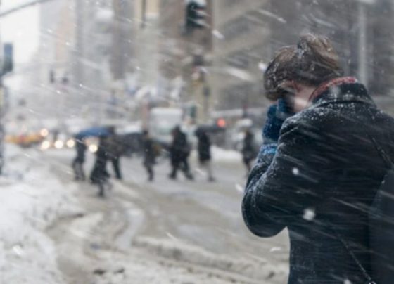 Prolongada tormenta invernal causa cortes de electricidad e interrupciones de los viajes