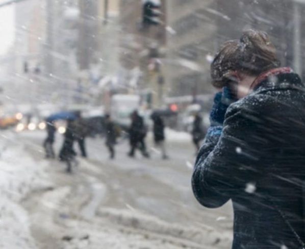 Prolongada tormenta invernal causa cortes de electricidad e interrupciones de los viajes