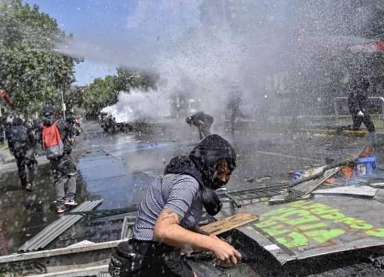 Protestas en Chile deja heridos, saqueos y cientos de detenidos