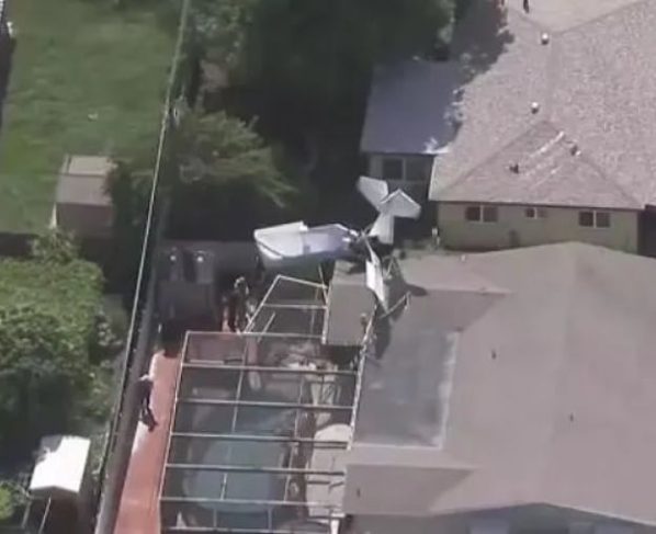 Se estrella avioneta contra una casa y mueren sus tripulantes