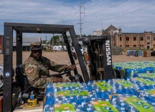 Sin agua potable una ciudad de 200.000 habitantes en EE.UU