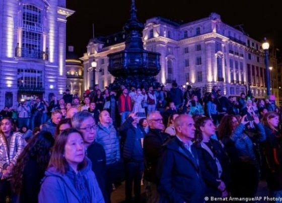 Un minuto de silencio por la reina Isabel II