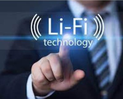 Gracias a la tecnología LiFi podríamos conectarnos a Internet con la luz de lámparas, farolas o televisores LED. Además de resultar más barata, segura y rápida que el WiFi, no necesita router. Solo tendremos que orientar el móvil o la tableta hacia una bombilla para navegar por la red.