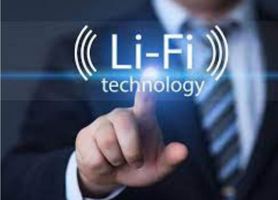 Gracias a la tecnología LiFi podríamos conectarnos a Internet con la luz de lámparas, farolas o televisores LED. Además de resultar más barata, segura y rápida que el WiFi, no necesita router. Solo tendremos que orientar el móvil o la tableta hacia una bombilla para navegar por la red.