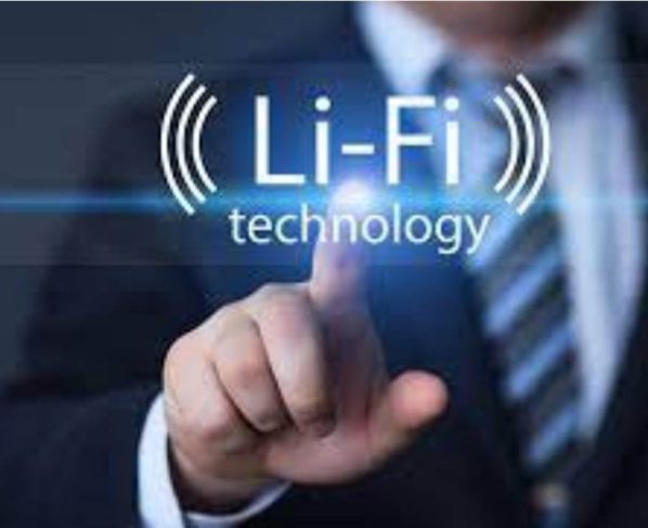 Gracias a la tecnología LiFi podríamos conectarnos a Internet con la luz de lámparas, farolas o televisores LED. Además de resultar más barata, segura y rápida que el WiFi, no necesita router. Solo tendremos que orientar el móvil o la tableta hacia una bombilla para navegar por la red.