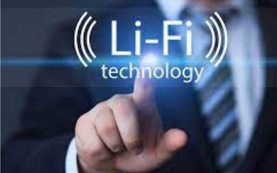 Gracias a la tecnología LiFi podríamos conectarnos a Internet con la luz de lámparas, farolas o televisores LED. Además de resultar más barata, segura y rápida que el WiFi, no necesita router. Solo tendremos que orientar el móvil o la tableta hacia una bombilla para navegar por la red.