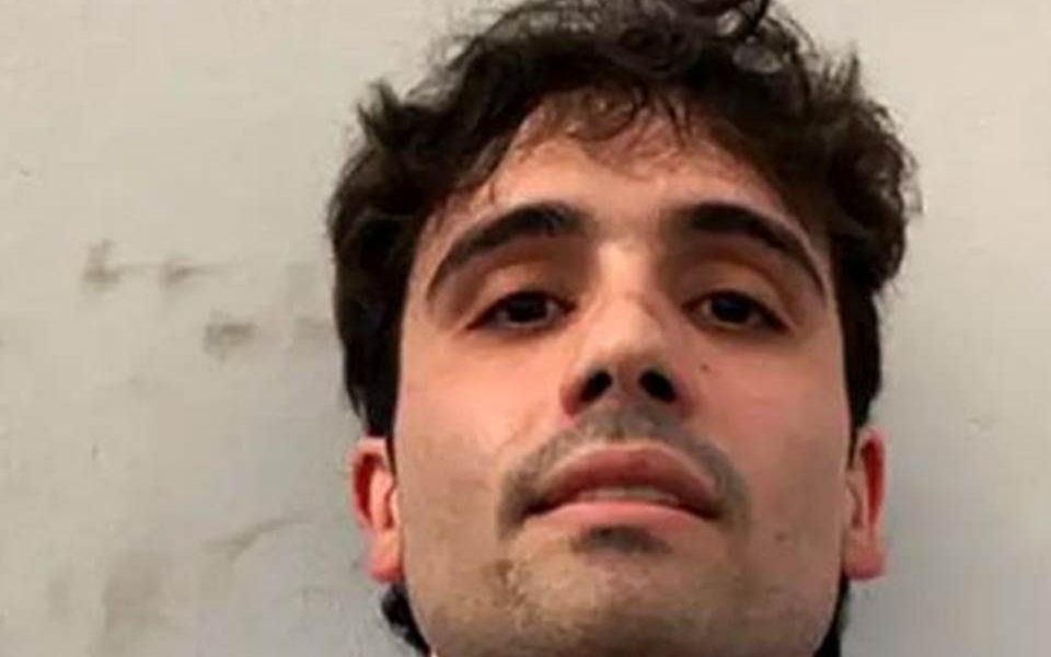 El gobierno estadounidense reclama a Ovidio Guzmán y a su hermano Joaquín por conspiración para exportar a ese país cocaína, metanfetaminas y marihuana. Por cada uno ofrece cinco millones de dólares de recompensa.