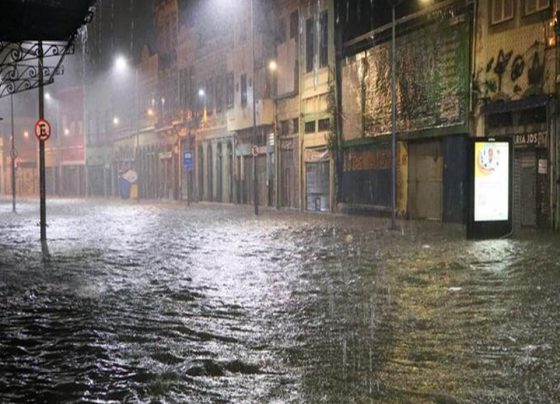 El número de fallecidos por las lluvias récord que azotaron el sureste de Brasil se elevó a 65, informaron este domingo las autoridades tras el hallazgo de otro cadáver una semana después del temporal.