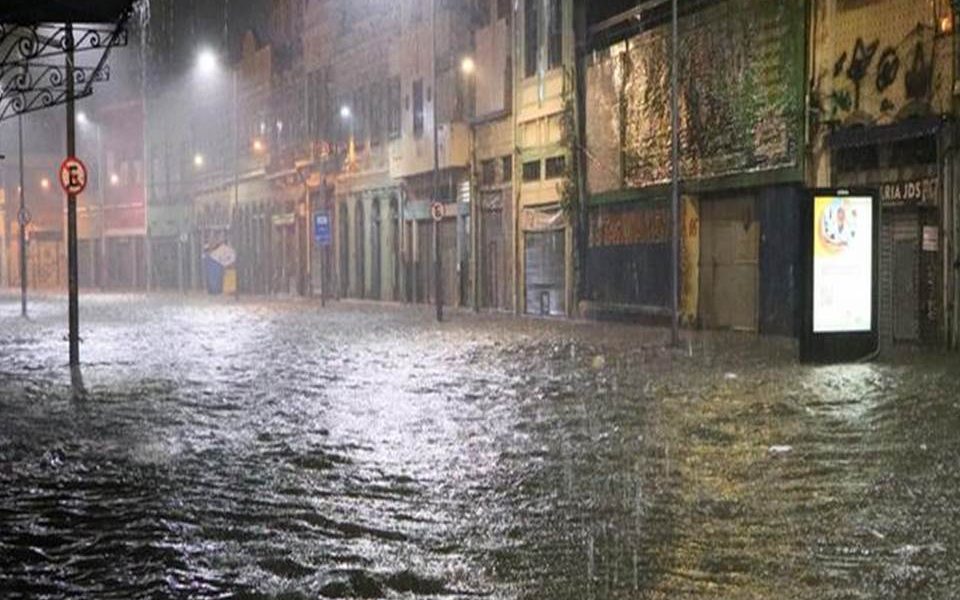 El número de fallecidos por las lluvias récord que azotaron el sureste de Brasil se elevó a 65, informaron este domingo las autoridades tras el hallazgo de otro cadáver una semana después del temporal.