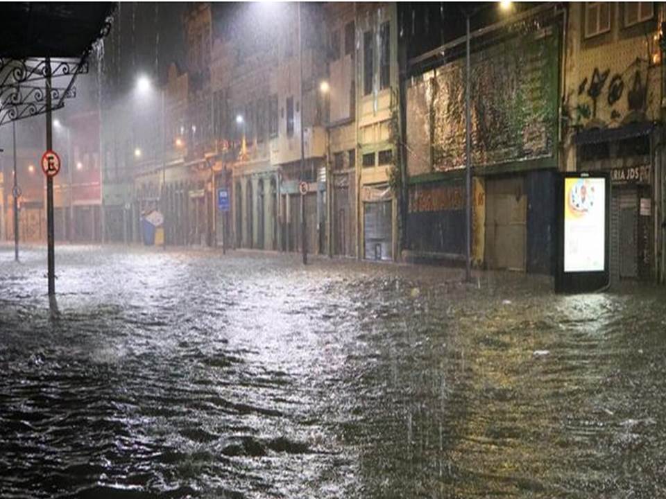 El número de fallecidos por las lluvias récord que azotaron el sureste de Brasil se elevó a 65, informaron este domingo las autoridades tras el hallazgo de otro cadáver una semana después del temporal.